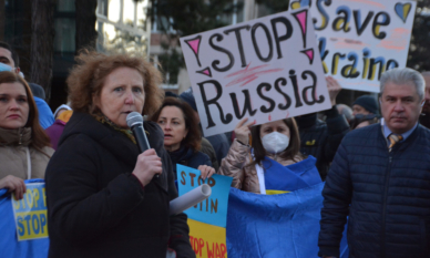 Протестиращи срещу агресията на Путин в Украйна поискаха оставката на Стефан Янев 1 Протестиращи срещу агресията на Путин в Украйна поискаха оставката на Стефан Янев