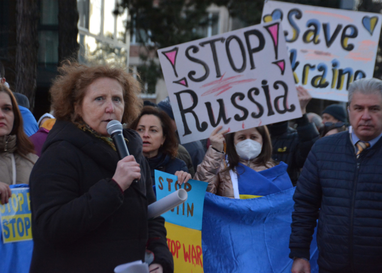 Протестиращи срещу агресията на Путин в Украйна поискаха оставката на Стефан Янев 1 Протестиращи срещу агресията на Путин в Украйна поискаха оставката на Стефан Янев