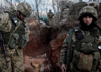 Украински военнослужещи близо до Новолуганск в Донецка област на 20 февруари 2022 г. (снимка: Глеб Гаранич/REUTERS)