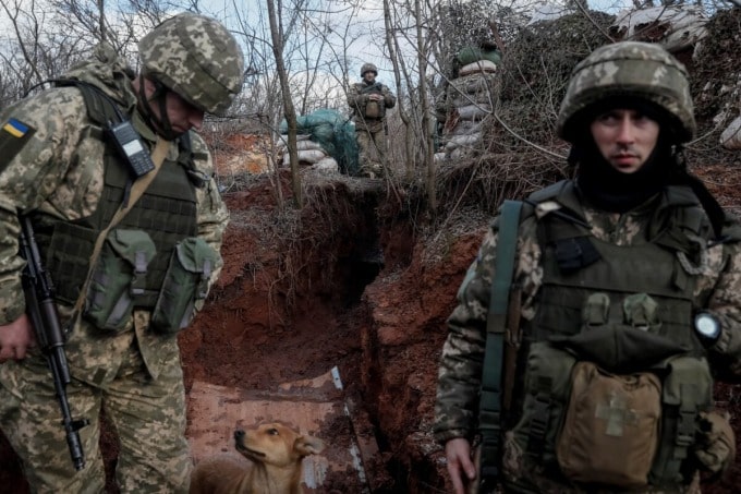 Украински военнослужещи близо до Новолуганск в Донецка област на 20 февруари 2022 г. (снимка: Глеб Гаранич/REUTERS)