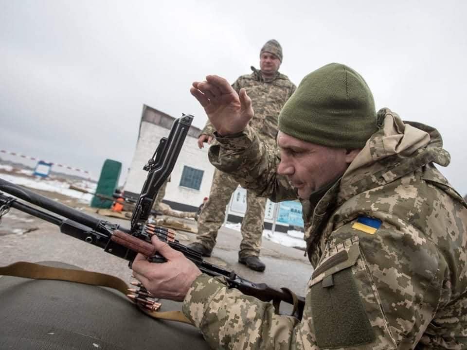 През 2021 г. Виталий Кличко участва във военно обучение за защита на Киев от руско нападение. "Трябва да сме подготврени", казва той тогава. Пророчески думи (снимка: dpa)