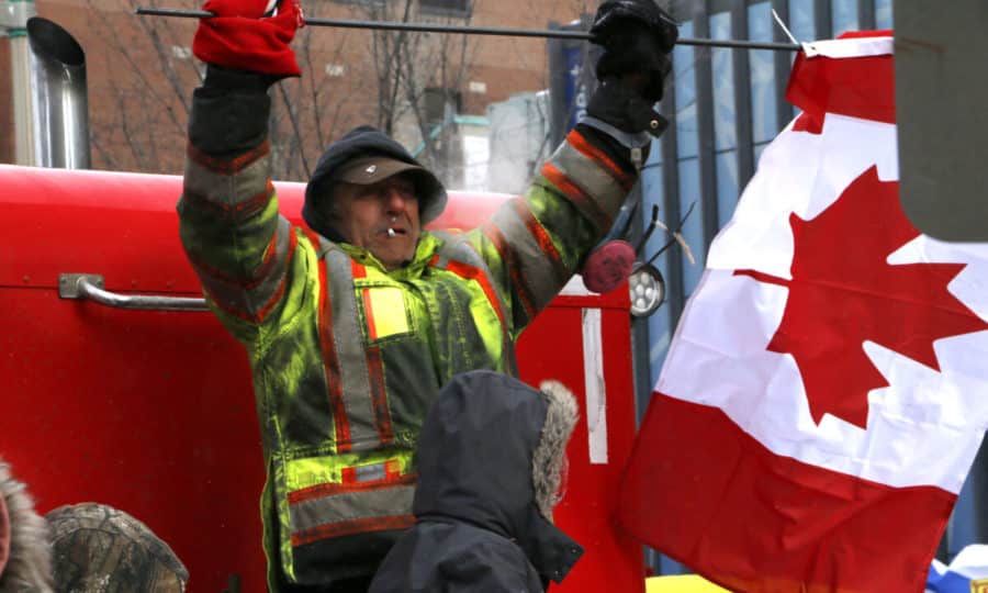 танцува и държи канадското знаме