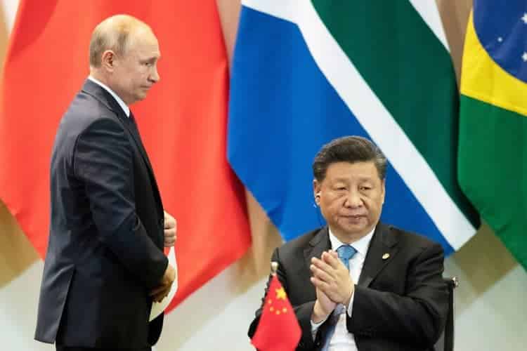 Китайският лидер Си Дзинпин (вдясно) и руският президент Владимир Путин присъстват на среща с членовете на Бизнес съвета и ръководството на Новата банка за развитие по време на срещата на върха на BRICS (Бразилия, Русия, Индия, Китай, Южна Африка) в Бразилия, 14 ноември 2019 г. (Pavel Golovkin/POOL/AFP via Getty Images)