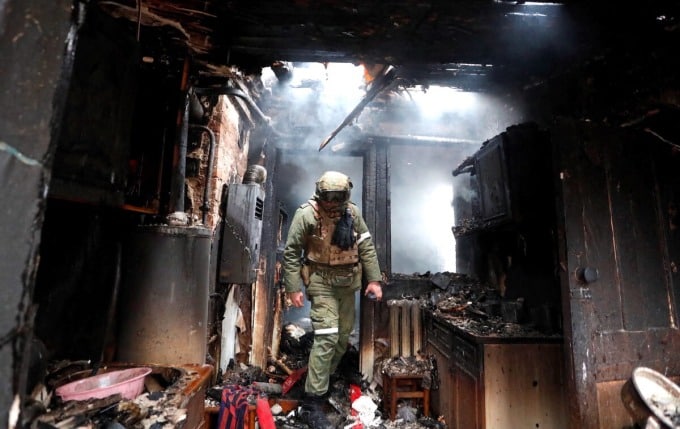 Член на проруска милиция се разхожда в къща, която е пострадала от обстрел в
контролирания от сепаратистите град Донецк, Украйна, 28 февруари 2022 г.
(Александър Ермоченко/Reuters)
