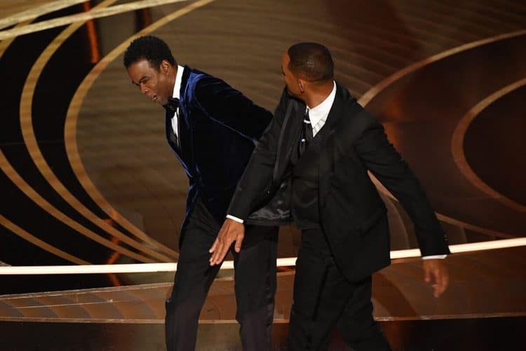 Уил Смит удря Крис Рок на сцената по време на 94-тите награди "Оскар" в театър "Долби" в Холивуд, Калифорния, на 27 март 2022 г. (ROBYN BECK/AFP via Getty Images)