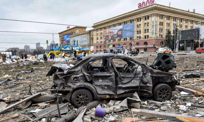 Изглед към разрушения площад пред кметството на град Харков на 1 март 2022 г. Харков е рускоговорящ град в близост до руската граница с население 1.4 милиона души (снимка: Сергей Бабок/ AFP чрез  Getty Images)
