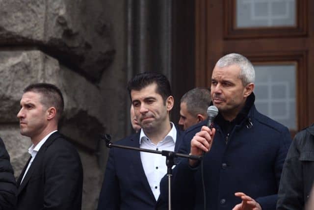 Костадин Костадинов и Кирил Петков пред протестиращите срещу КОВИД мерките и Зеления сертификат на 23 февруари 2022 г. (снимка: БГНЕС)