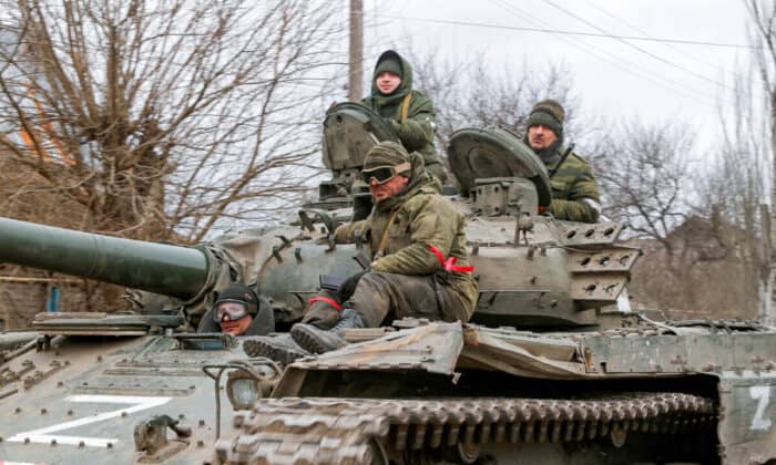 Руски войници в униформи без отличителни знаци (REUTERS/Alexander Ermochenko)