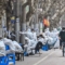Служители, облечени в защитни дрехи, в близост до някои блокирани зони след откриването на нови случаи на COVID-19 в Шанхай на 14 март 2022 г. (Хектор Ретамал/AFP чрез Getty Images)