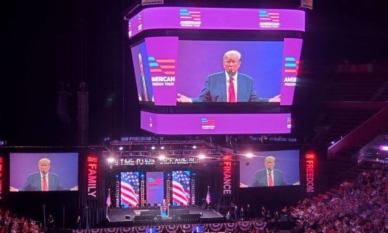 Доналд Тръмп говори по време на American Freedom Tour в Сънрайз, Флорида на 19 март 2022 г. (Епок Таймс)