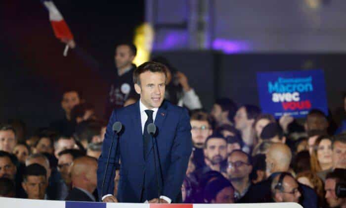 Френският президент Еманюел Макрон празнува победата си след изборите на 24 април 2022 г. на "Шам дьо Марс" (снимка: Людовик Марен/ AFP)