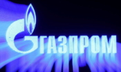 Логото на "Газпром" свети на фасадата на бизнессграда в Санкт Петербург, на 31 март 2022 г. (снимка: REUTERS)