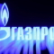 Логото на "Газпром" свети на фасадата на бизнессграда в Санкт Петербург, на 31 март 2022 г. (снимка: REUTERS)