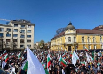 На митинга за неутралитет от 6 април преобладаваха българските знамена (снимка: Фейсбук)