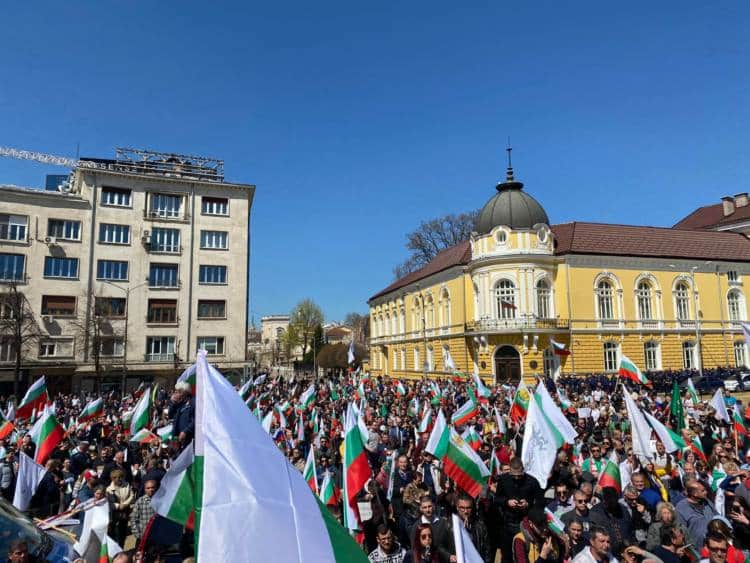 На митинга за неутралитет от 6 април преобладаваха българските знамена (снимка: Фейсбук)