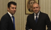 Кирил Петков (вляво) и Румен Радев в президенството на Република България