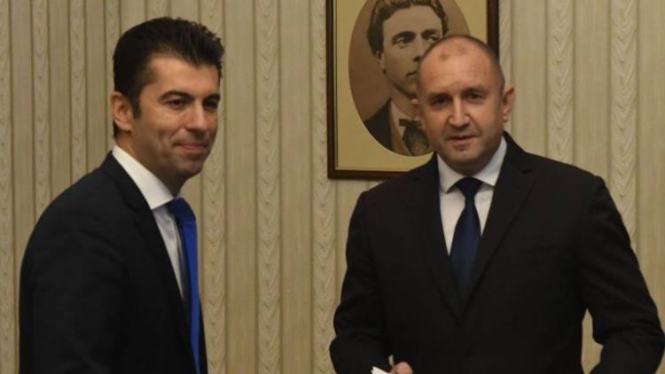 Кирил Петков (вляво) и Румен Радев в президенството на Република България