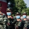 Войници от Народноосвободителната армия на Китай маршируват до входа на Забранения град (L) в Пекин на 22 май 2020 г. (Николас Асфури)