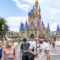 Посетителите носят маски, задължително изискване, за да присъстват на официалното повторно отваряне на Magic Kingdom в Walt Disney World в Лейк Буена Виста, Флорида, на 11 юли 2020 г. (Джо Бърбанк/Orlando Sentinel чрез AP)