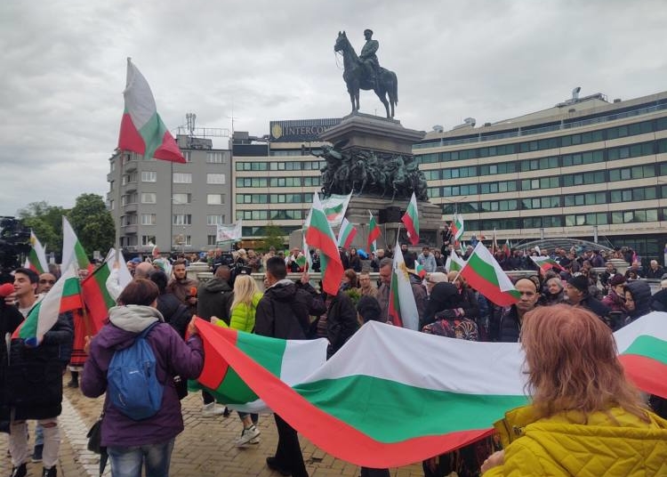 Море от български флагове пред парламента в София за неутралитет 1 Море от български флагове пред парламента в София за неутралитет