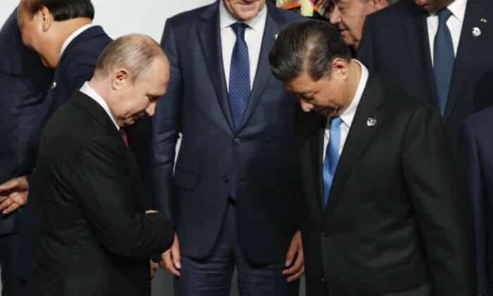 Руският президент Владимир Путин (вляво) и китайският лидер Си Дзинпин преди семейна фотосесия на срещата на върха на Г-20 в Осака, Япония, 28 юни 2019 г. (снимка:Ким Кюн Хун - Pool/Getty Images)