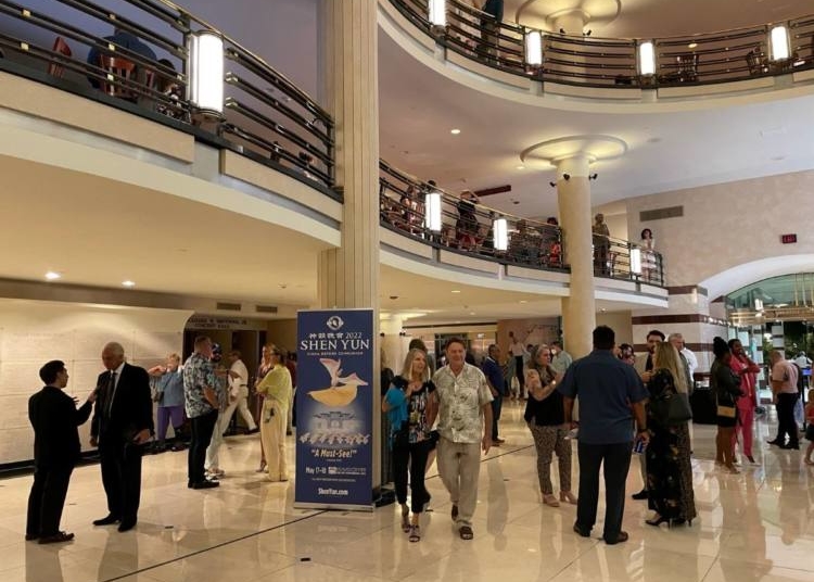 "Шен Юн" те кара да се чувстваш жив и да изпитваш усещане за духовност" 1 Зрители преди представлението на "Шен Юн" в театъра "Кравис център за сценични изкуства" в Уест Палм Бийч на 18 май 2022 г. (Снимката е предоставена с любезното съдействие на Енцо Гуо)