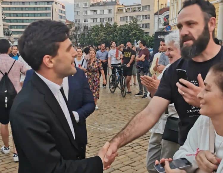 Никола Минчев (вляво) се ръкува с граждани, дошли да го подкрепят във вечерта на свалянето му от поста председател на НС (снимка: Емил Рашковски)