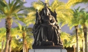 Бронзовата статуя на кралица Виктория, излята в чест на 60-ата годишнина от възкачването на кралицата на престола през 1897 г., е издигната в парка "Виктория" в Козуей Бей, Хонконг, от 1957 г. (снимка: Биг Мак/Epoch Times)