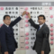 Японският премиер Фумио Кишида (вторият отляво),  поставя червена хартиена роза до името на кандидат от Либералдеморкатическата партия, чийто председател е, в знак на победа в изборите за горна камара на парламента на 10 юли 2022 . в партийната централа в Токио (снимка: Тору Ханай / AP)