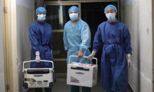 Лекари пренасят органи за трансплантация в болница в провинция Хънан, Китай, 16 август 2012 г. (снимка от екран: Sohu.com)