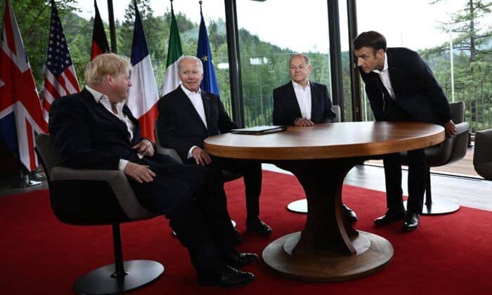 (Л-Р) Премиерът на Обединеното кралство Борис Джонсън, президентът на САЩ Джо Байдън, германският канцлер Олаф Шолц и френският президент Еманюел Макрон заемат местата си, за да присъстват на срещата на петимата лидери от Г-7 в замъка Елмау, Южна Германия, 28 юни 2022 г. (снимка: Брендън Смяловски/AFP чрез Getty Images)