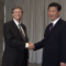 Лидерът на китайския режим Си Дзинпин (вляво) се ръкува с основателя на Microsoft Бил Гейтс по време на годишната конференция на Азиатския форум в Боао, южния китайски курортен остров Хайнан, 8 април 2013 г. (снимка: ТИРОН СИУ чрез Getty Images)