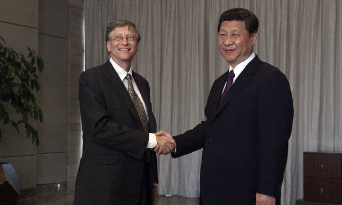 Лидерът на китайския режим Си Дзинпин (вляво) се ръкува с основателя на Microsoft Бил Гейтс по време на годишната конференция на Азиатския форум в Боао, южния китайски курортен остров Хайнан, 8 април 2013 г. (снимка: ТИРОН СИУ чрез Getty Images)