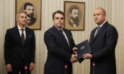 На 1 юли 2022 г. президентът Румен Радев (вдясно) връчи на Асен Василев (в центъра) проучвателен мандат за съставяне на правителство. На срещата присъства и Андрей Гюров, председател на парламентарната група на "Продължаваме промяната" (снимка: пресцентър на Президенството)