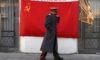 Имитатор на Сталин върви покрай бившето съветско знаме със сърп и чук в центъра на Москва на 21 ноември 2016 г.
Същата година Русия отбелязва 25 години от разпадането на СССР. Последният съветски лидер Михаил Горбачов подава оставка на 25 декември 1991 г., а знамето със сърп и чук официално е свалено на 31 декември същата година (снимка: Василий Максимов   / AFP чрез Getty Images)