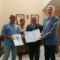 Д-р Стефан Константинов (първият вляво) показва договор за дарение от Кувейт на апаратура за Онкологичната болница в София, направено през 2018 г. (снимка: личен архив / Фейсбук)