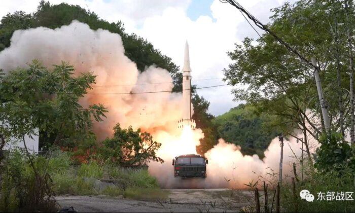Ракетни сили под командването на Източния фронт на Народноосвободителната армия на Китай (НОАК) изстрелва във водите до Тайван ракети от неясна локация в Китай на 4 август 2022 г. (снимка: Ройтерс)
