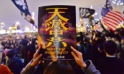 Протестиращ за човешки права и демокрация в Хонконг държи плакат с надпис "Небето ще унищожи ККП" по време на митинг в Чатър Гардън, Хонконг, на 23 декември 2019 г. (Sung Pi-lung/The Epoch Times)