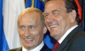 Руският президент Владимир Путин и бившият германски канцлер Герхард Шрьодер многократно са демонстрирали дружеските си отношения (снимка: dpa)