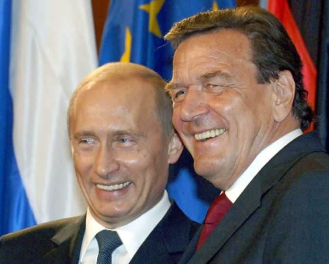Руският президент Владимир Путин и бившият германски канцлер Герхард Шрьодер многократно са демонстрирали дружеските си отношения (снимка: dpa)