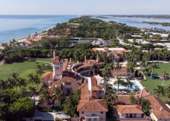 Въздушен изглед към имението Мар-а-Лаго на Доналд Тръмп в Палм Бийч, Флорида на 15 август 2022 г., след обиска на ФБР на 8 август. (Марко Бело/Ройтерс)