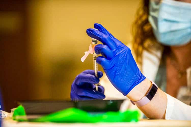 Фармацевтката Колийн Тивън подготвя ваксината на Pfizer/BioNTech, преди да бъде приложен на хора в Конгресния център в Хартфорд, Кънектикът, на 4 януари 2021 г. (Снимка: Джоузеф Прециозо / АФП via Getty Images)