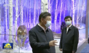 Китайският лидер Си Дзинпин (център) посещава изложба в изложбената зала в Пекин на 27 септември 2022 г.. (снимка: от видеозапис на CCTV via AP)