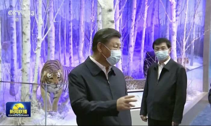 Китайският лидер Си Дзинпин (център) посещава изложба в изложбената зала в Пекин на 27 септември 2022 г.. (снимка: от видеозапис на CCTV via AP)