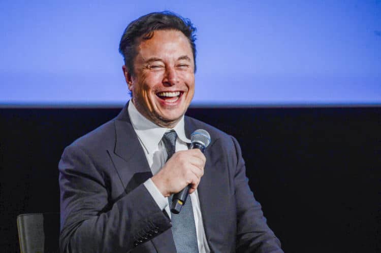 Главният изпълнителен директор на Tesla Елон Мъск се усмихва, докато говори пред гостите на срещата на Offshore Northern Seas 2022 (ONS) в Ставангер, Норвегия, 29 август 2022 г. (Карина Йохансен/NTB/AFP via Getty Images)