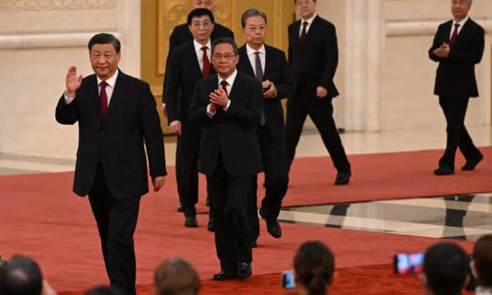 Лидерът на ККП Си Дзинпин (отпред) води членовете на новия Постоянен комитет на Политбюро - най-висшия орган за вземане на решения в страната - по време на срещата им с медиите в Голямата зала на народа в Пекин на 23 октомври 2022 г. (снимка: Ноел Селис / AFP чрез Getty Images)