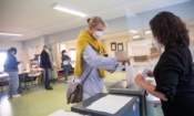 Жена гласува по време на регионалните избори в Берлин и федералните избори в Германия. (Jan Zappner/Getty Images)