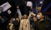 Протестиращи по време на протест срещу драконовските мерки на Китайската комунистическа партия за нулев COVID в Пекин, Китай, на 28 ноември 2022 г. (Kevin Frayer/Getty Images)