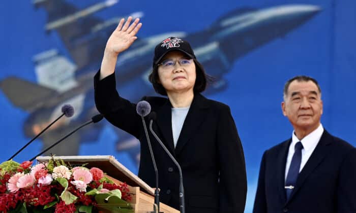 Президентът на Тайван Цай Инуън  по време на церемония на военновъздушните сили в Южен Тайван, 18 ноември 2021 г. (Sam Yeh/AFP via Getty Images)