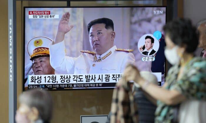 Телевизионен екран, на който се показва новинарска програма, съобщаваща за изстрелването на ракета от Северна Корея, с кадри на севернокорейския лидер Ким Чен-ун, на жп гарата в Сеул, Южна Корея, на 4 октомври 2022 г. (снимка: Лий Джин-ман/AP Photo)